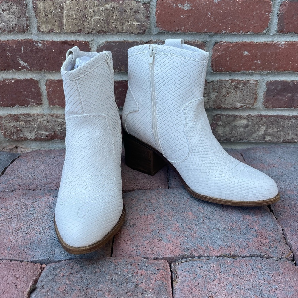 Very Trendy Chinese Laundry “Unite” Boots